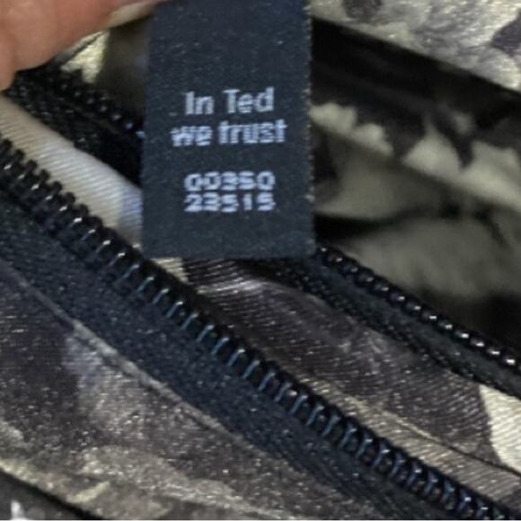 Ted Baker London Black Patent PVC Quilted Gold Logo Zip Buckle Agathis Bag Purse - Picture 9 of 11